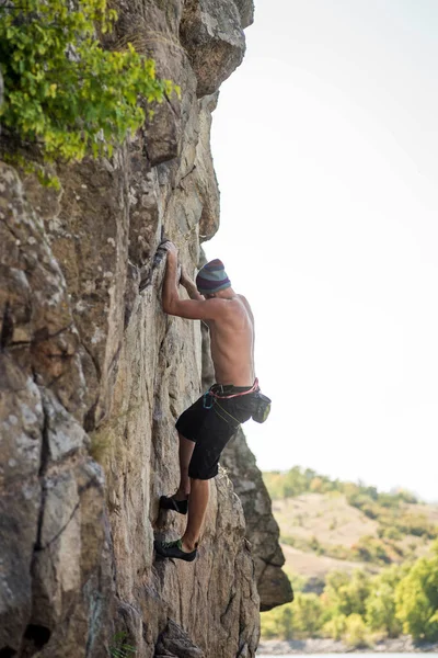 Man Cliff climber is climbing a rock. — Stock fotografie