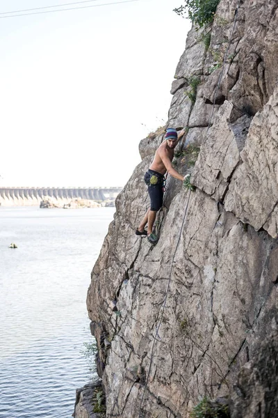 Man Cliff climber is climbing a rock. — Stock fotografie