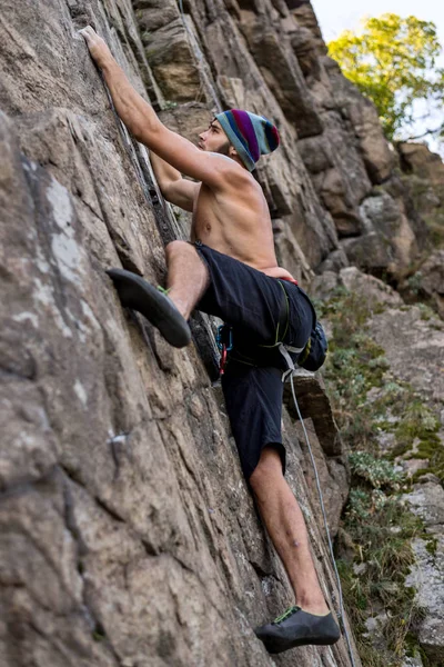 Escalador escalando una roca, concepto de deporte extremo . —  Fotos de Stock