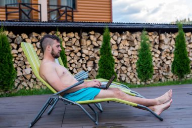 İşkolik, tatillerde çalışıyor..