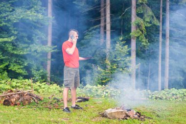 Uzaktan çalışma konsepti: dışarıda dizüstü bilgisayar da çalışan bir adam. Tatillerde çalış, işkolik. Serbest