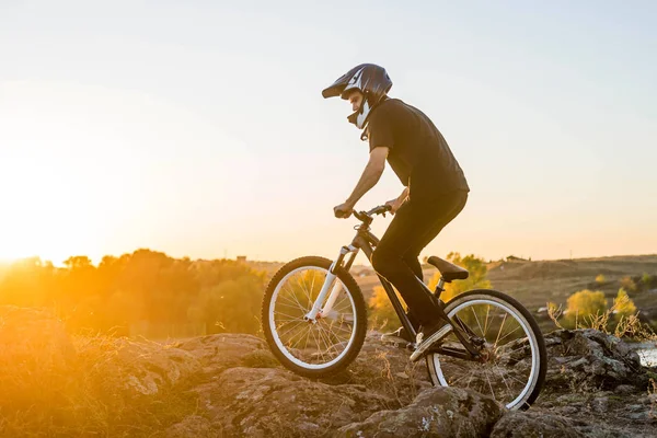 Ciclista en bicicleta de montaña al atardecer . — Foto de Stock