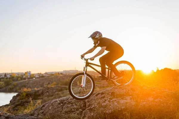 Extrem mountainbike vid vacker solnedgång, nedförsbacke. — Stockfoto