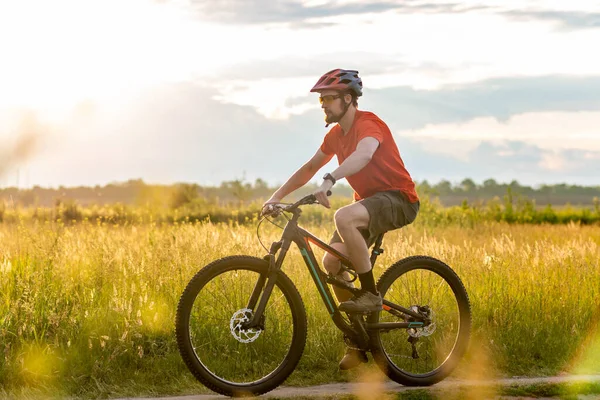 Cyclist Bright Orange Shirt Rides Bicycle Meadow Sunset Concept Active — Stock Photo, Image