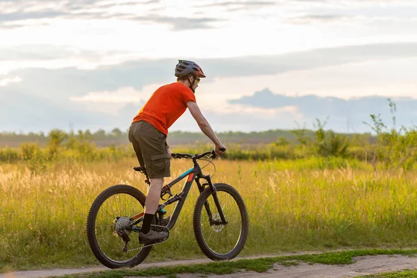 Ciclista Con Una Camiseta Naranja Brillante Monta Una Bicicleta Largo — Foto de Stock