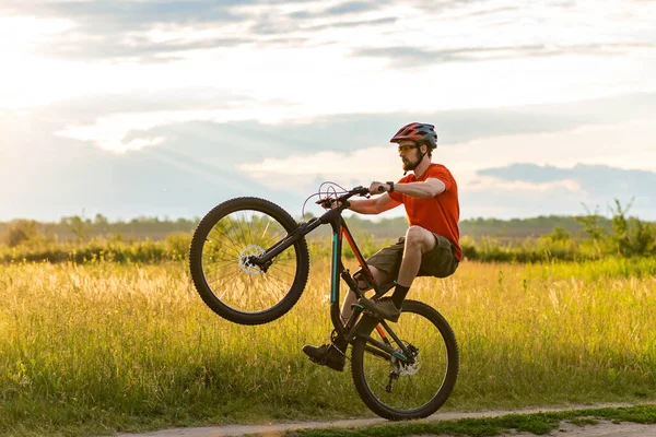 Cyclist Bright Orange Shirt Rides Rear Wheel Bicycle Meadow Sunset — Stock Photo, Image