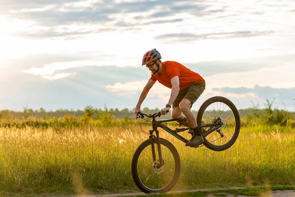 Cyclist Bright Orange Shirt Stands Front Wheel Bicycle Meadow Sunset — Stock Photo, Image