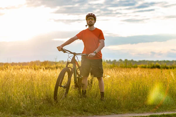 Ciclista Con Una Camiseta Naranja Brillante Para Cerca Una Bicicleta — Foto de Stock
