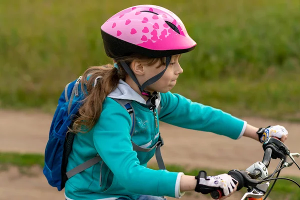 Portrait Une Petite Fille Sur Vélo Dans Casque Mode Vie — Photo