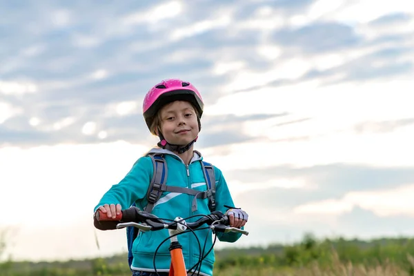 Une Petite Fille Dans Casque Vélo Tient Avec Vélo Mode — Photo