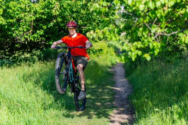 Cyclist Rides Rear Wheel Bicycle Forest Path Active Lifestyle Extreme — Stock Photo, Image