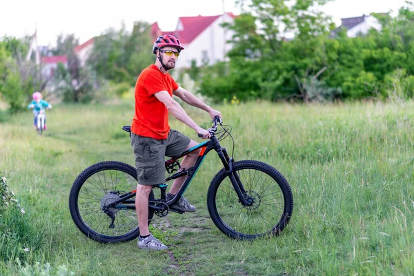 Cyclist Bright Orange Shirt Stands Mountain Bike Active Lifestyle Cycling — Stock Photo, Image