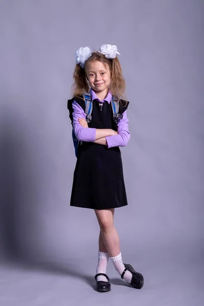 Chica Uniforme Escolar Con Una Mochila Sobre Fondo Gris Regreso — Foto de Stock