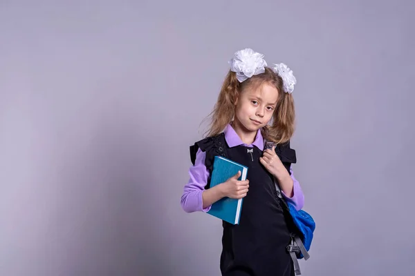 Colegiala Con Cintas Uniforme Escolar Sosteniendo Libro Sobre Fondo Gris — Foto de Stock