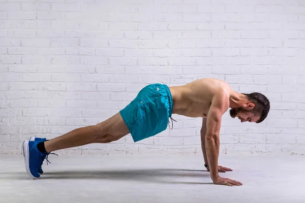 Deportista Pantalones Cortos Muestra Cómo Empujar Hacia Arriba Estilo Vida — Foto de Stock