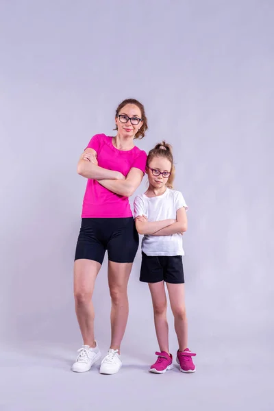 Elegante Mamá Hija Pie Sobre Fondo Gris Ropa Deportiva Estilo — Foto de Stock