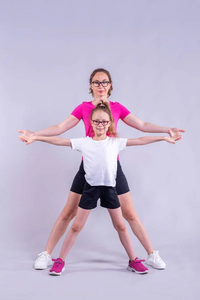 Elegante Mamá Hija Pie Sobre Fondo Gris Ropa Deportiva Estilo — Foto de Stock