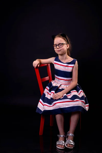 Colegiala Con Estilo Vestido Esponjoso Sienta Una Silla Filmado Sobre — Foto de Stock