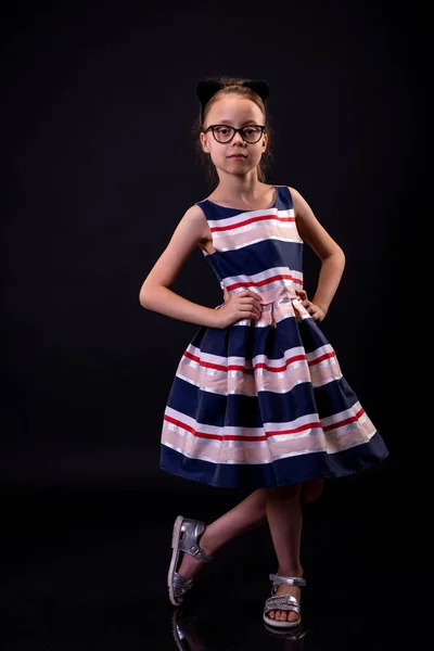 Elegante Colegiala Vestido Exuberante Posando Sobre Fondo Negro Foto Estudio — Foto de Stock