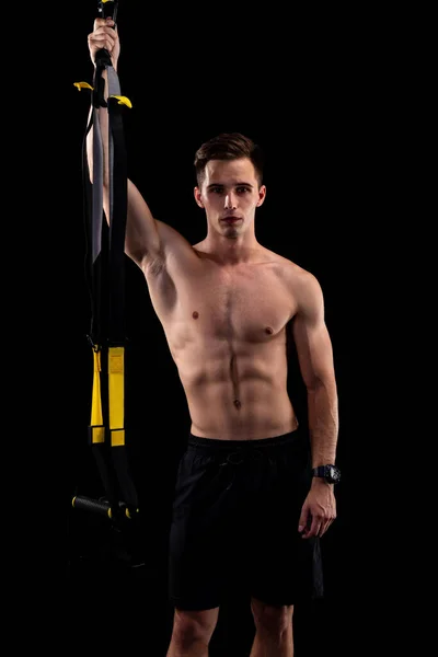Junger Muskulöser Mann Mit Trageschlaufen Auf Schwarzem Hintergrund Sport Aktiver — Stockfoto