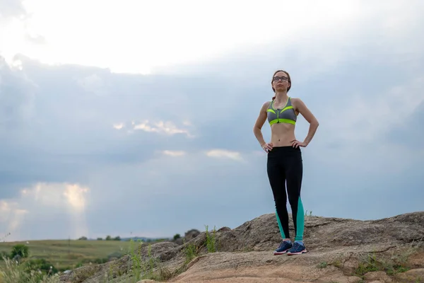 Biegaczka Biegająca Skalistym Terenie Wolna Przestrzeń Aktywny Tryb Życia Atletyzm — Zdjęcie stockowe