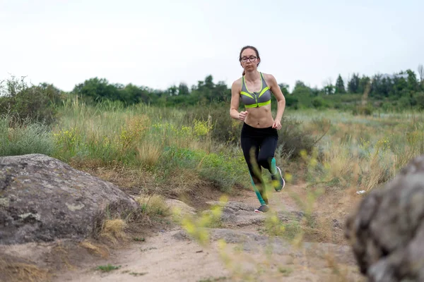 Biegaczka Biegająca Skalistym Terenie Wolna Przestrzeń Aktywny Tryb Życia Atletyzm — Zdjęcie stockowe