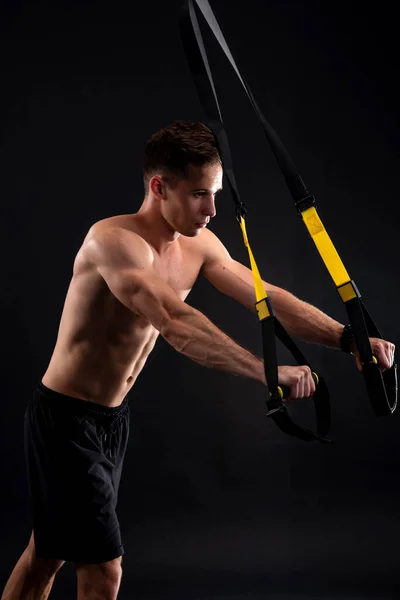 Hombre Atlético Muscular Haciendo Ejercicios Bucles Trx Culturismo Estilo Vida — Foto de Stock