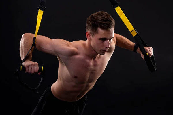 Athletischer Muskulöser Mann Der Übungen Auf Trx Schleifen Macht Bodybuilding — Stockfoto