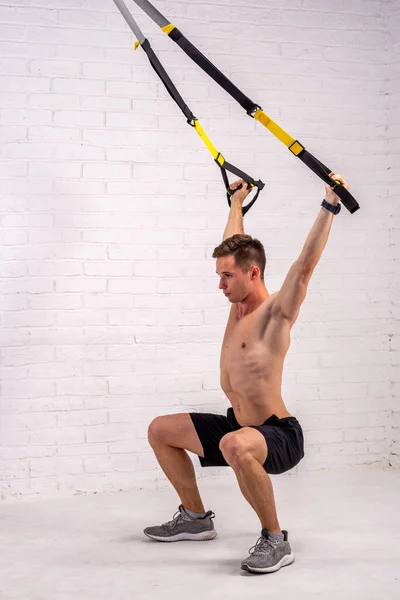 Homem Musculoso Fazendo Exercícios Com Tiras Trapo Perto Uma Parede — Fotografia de Stock