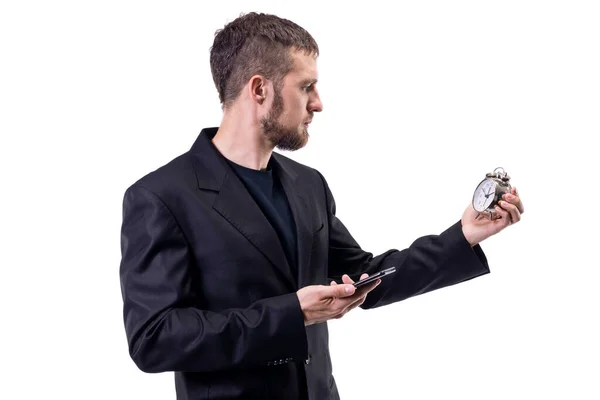 Бізнесмен Костюмі Тримає Телефон Будильник Білому Тлі Стильний Бородатий Чоловік — стокове фото