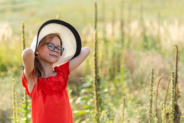 Mädchen Rotem Kleid Und Weißem Hut Posieren Auf Dem Feld — Stockfoto