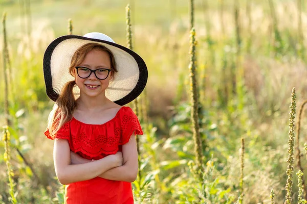 Mädchen Rotem Kleid Und Weißem Hut Posieren Auf Dem Feld — Stockfoto