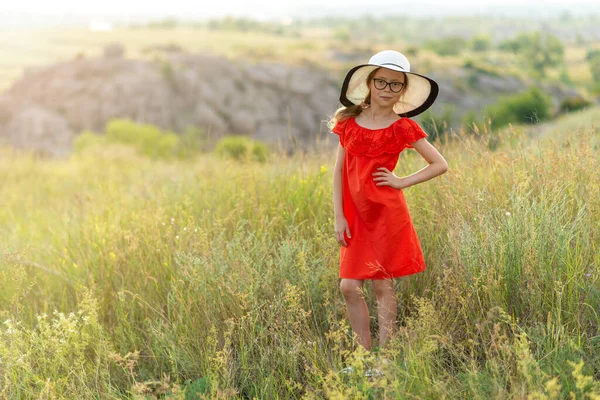 Ein Mädchen Rotem Kleid Und Weißem Hut Posiert Auf Einem — Stockfoto