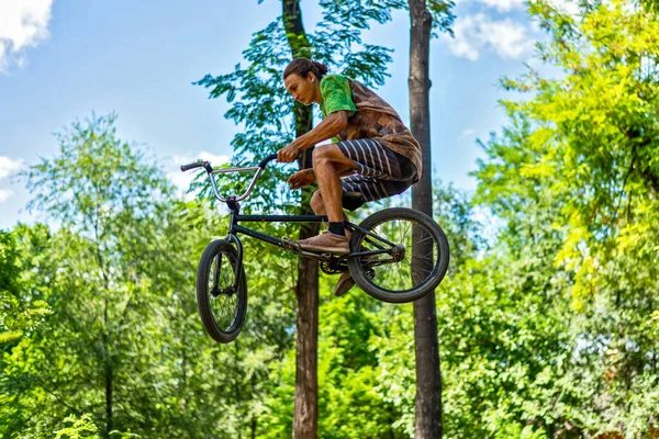 Ciclista Bmx Haciendo Truco Vuelo Sube Una Bicicleta Desde Trampolín — Foto de Stock