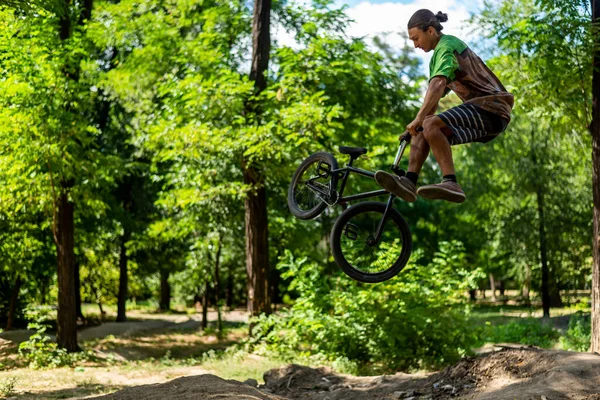 Ciclista Bmx Haciendo Truco Vuelo Sube Una Bicicleta Desde Trampolín — Foto de Stock