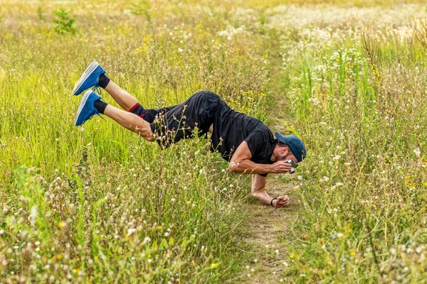 Fotógrafo Toma Fotos Flores Vuelo Joven Levita Campo Magia — Foto de Stock