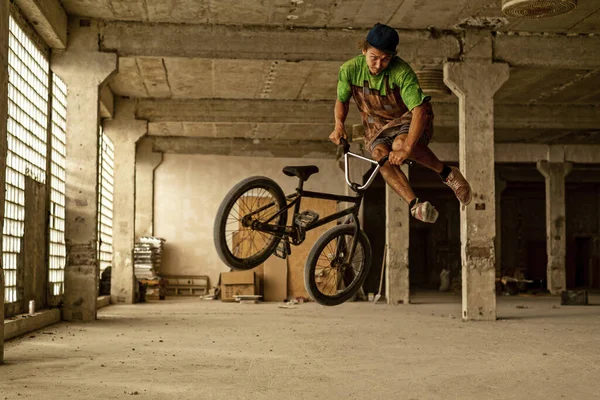 Een Bmx Fietser Doet Een Sprong Stunt Een Verlaten Fabrieksgebouw — Stockfoto