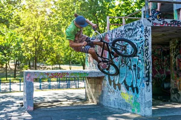 Bmx Велосипедист Стрибає Трюк Велосипед Стрибає Стіну Настінна Їзда Екстремальна — стокове фото
