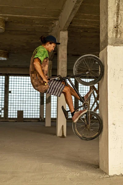 Велосипедист Bmx Робить Стрибок Покинутій Заводській Будівлі Екстремальна Їзда Велосипеді — стокове фото