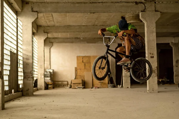 Ciclista Bmx Haciendo Truco Salto Edificio Fábrica Abandonado Ciclismo Extremo — Foto de Stock