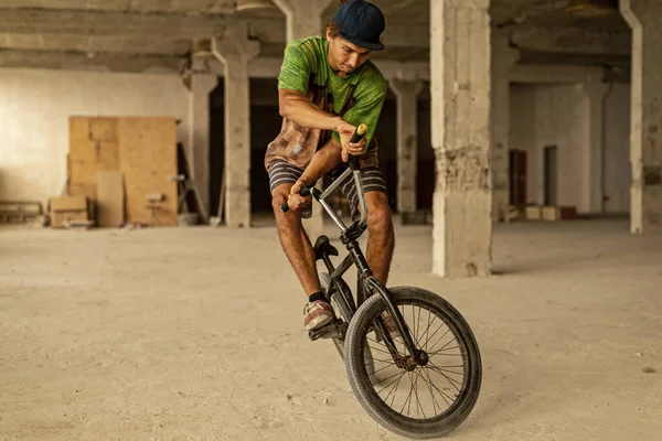 Ciclista Bmx Haciendo Truco Salto Edificio Fábrica Abandonado Ciclismo Extremo — Foto de Stock