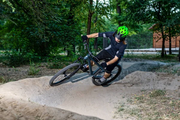 Fietser Gaat Door Een Scherpe Bocht Met Een Nadruk Extreem — Stockfoto