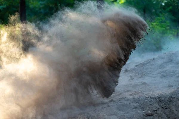 Polvo Arrojado Por Pala Vuela Sol Barro — Foto de Stock