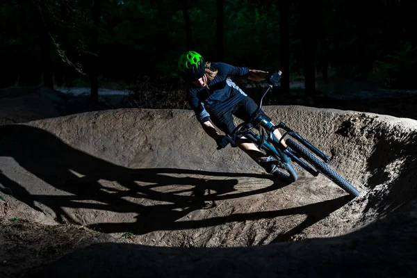 Cycliste Prend Virage Serré Avec Accent Nuit Concept Cyclisme Extrême — Photo