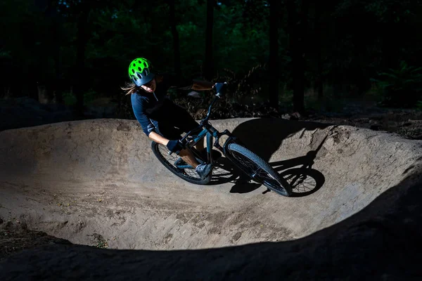 Der Radfahrer Nimmt Eine Scharfe Kurve Mit Schwerpunkt Der Nacht — Stockfoto