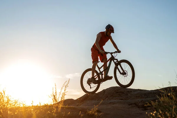 Cyklisten Rider Klipporna Mountainbike Bakgrunden Solnedgång Kopia Det Fria Utrymmet — Stockfoto