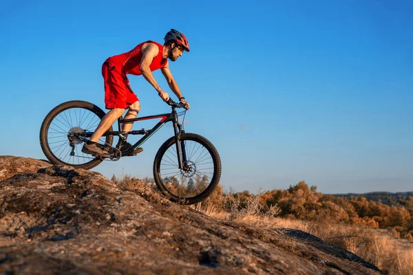 Cyklist Rider Över Stenar Mot Blå Himmel Kopia Det Fria — Stockfoto