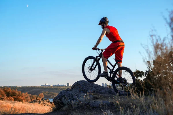 Ciclista Cabalga Sobre Piedras Una Bicicleta Montaña Contra Cielo Azul — Foto de Stock