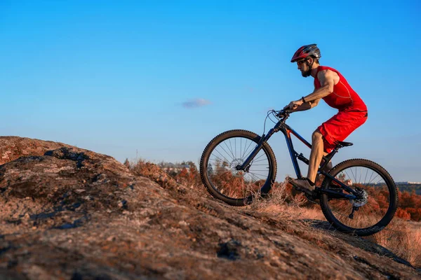 Ciclista Cabalga Sobre Piedras Una Bicicleta Montaña Contra Cielo Azul — Foto de Stock