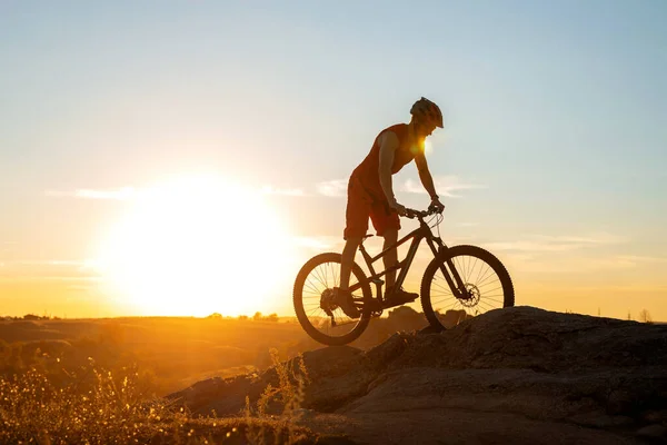 Ciclista Monta Una Bicicleta Montaña Las Rocas Durante Atardecer Una — Foto de Stock